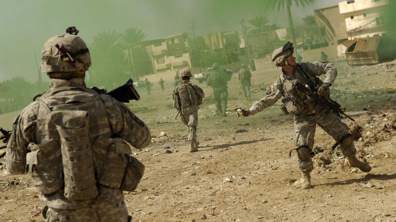 солдат, граната, Ирак (horizontal)