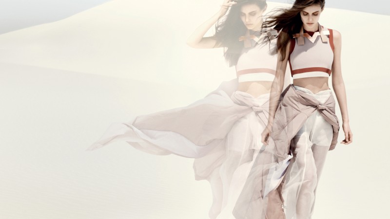 Аугусте Абелюнайте, Топ модель 2015, модель, белое платье, песок, ветер (horizontal)