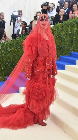 Кэти Перри, Met Gala 2017, платье, красная дорожка (vertical)