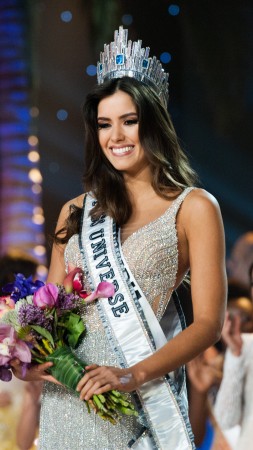 Паулина Вега, Мисс Вселенная 2015, Мисс Колумбия, модель, конкурс красоты, белое платье, цветы, корона, улыбка, брюнетка (vertical)