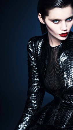 Кармен Педару, Топ Модель 2015, красные губы, черный костюм (vertical)