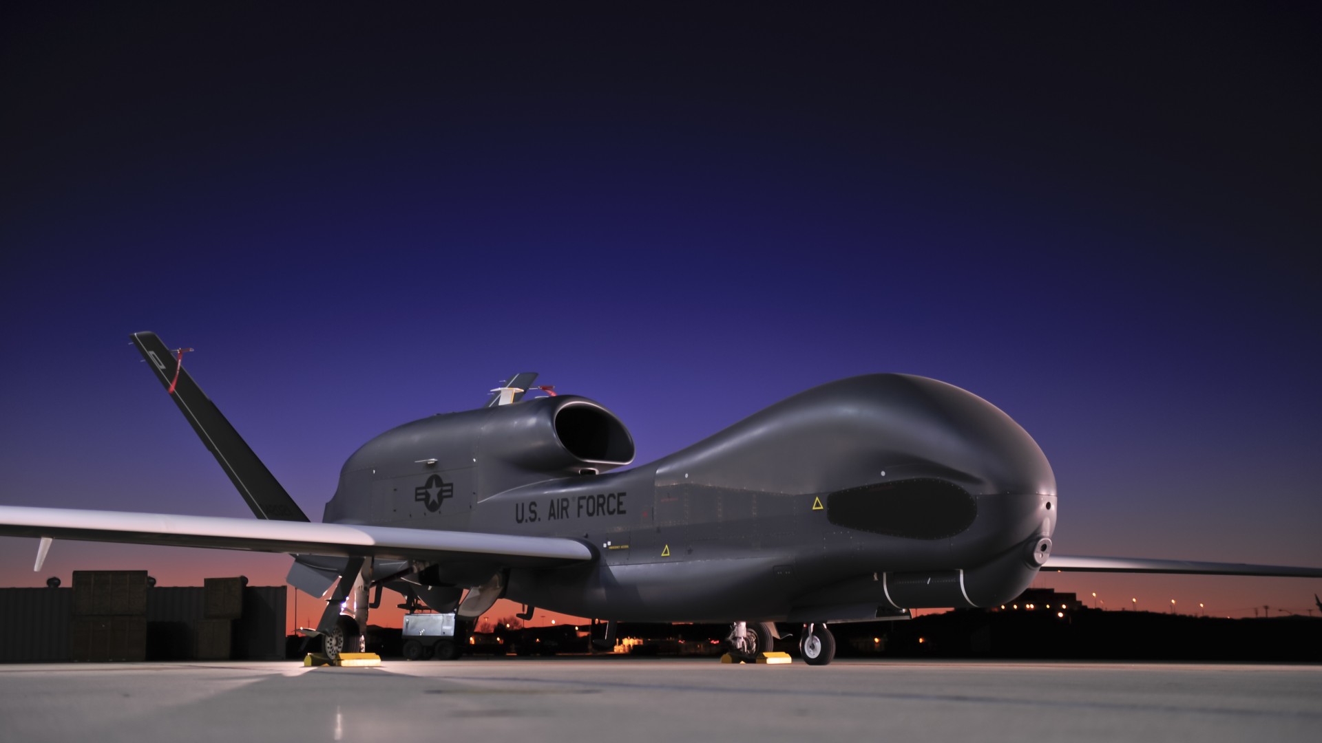 RQ-4, Global Hawk, Northrop Grumman, дрон, беспилотник, армия США, RQ-4, Global Hawk, Northrop Grumman, drone, Surveillance UAV, UAV, USA Army, U.S. Air Force, airdrome, sunset (horizontal)