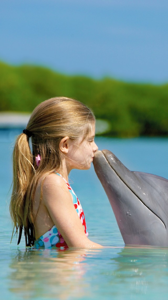 девочка и дельфин, океан, Мальдивы, Girl and dolphin, ocean, Maldives (vertical)