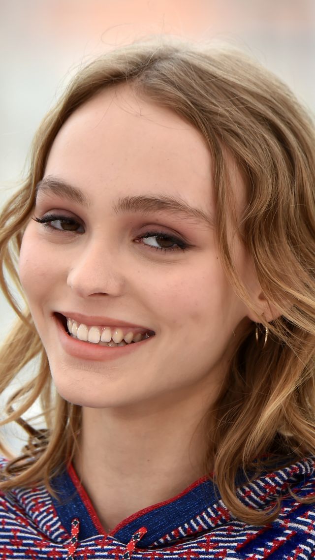 Лили-Роуз Депп, улыбка, Каннский кинофестиваль 2016, Lily-Rose Depp, smile, Cannes Film Festival 2016 (vertical)