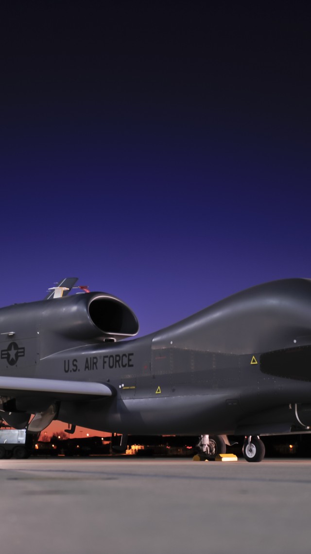 RQ-4, Global Hawk, Northrop Grumman, дрон, беспилотник, армия США, RQ-4, Global Hawk, Northrop Grumman, drone, Surveillance UAV, UAV, USA Army, U.S. Air Force, airdrome, sunset (vertical)