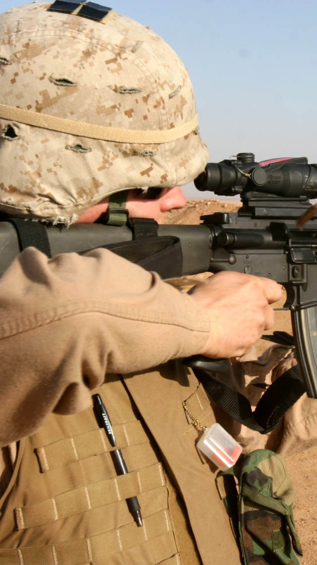 стрельба, эмка, Армия США, M16 rifle, U.S. Marine, M16A1, M4A1, U.S. Army, soldier, firing, desert (vertical)