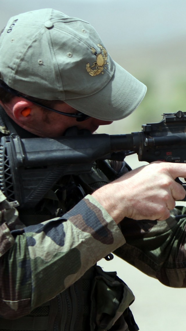 автомат, солдат, стрельба, HK416, soldier, Heckler & Koch, assault rifle, firing, camo, in action (vertical)
