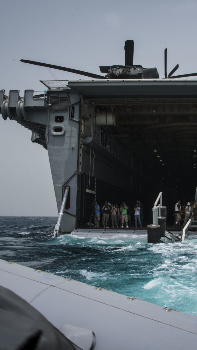 Остин, транспортный док, ВМС США, USS Ponce, USS Ponce, LPD-15, Austin-class, amphibious transport dock, U.S. Navy, rescue mission (vertical)