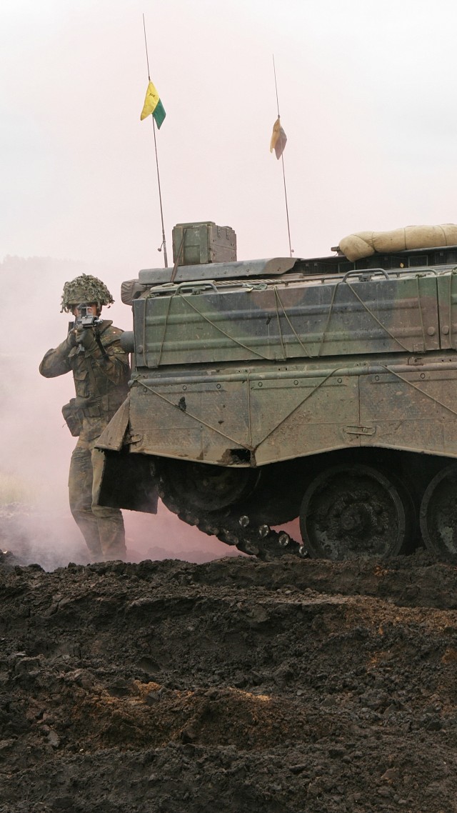 Мардер, БМП, солдат, Бундесвер, Marder, IFV, soldier, infantry fighting vehicle, Bundeswehr, dirt (vertical)
