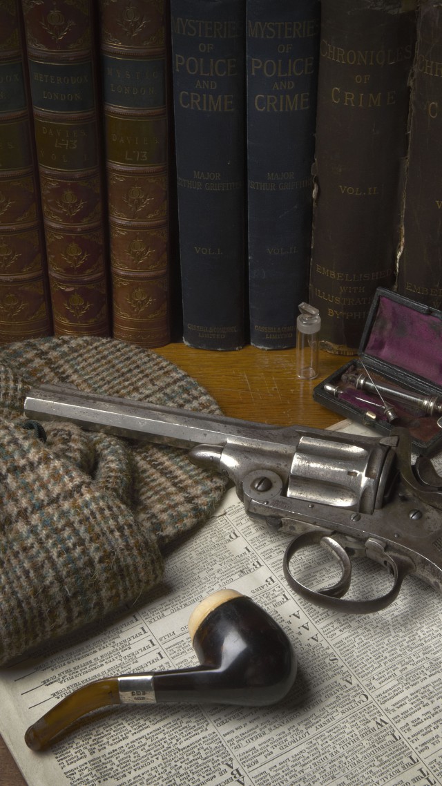 револьвер, античный револьвер, патроны, antique revolver, classic pistol, books, bullets, gunpowder (vertical)
