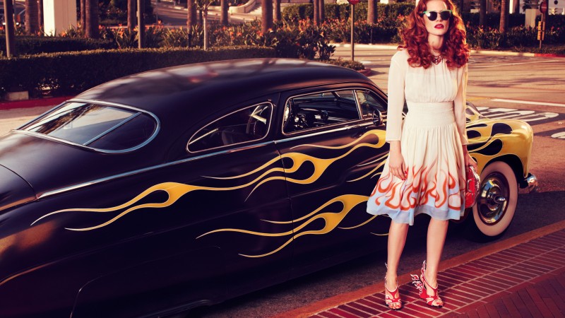 Джессика Честейн, красные волосы, платье, красные губы, машина (horizontal)