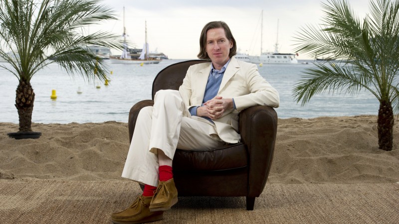 Уэс Андерсон, кинорежиссёр, сценарист, актёр, продюсер, пляж, песок, море (horizontal)