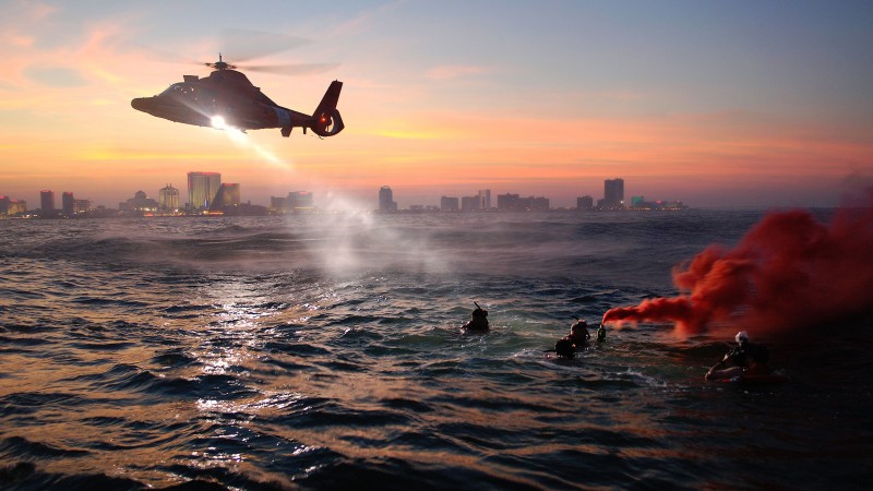 спасательная операция, береговая охрана, море, ночь (horizontal)