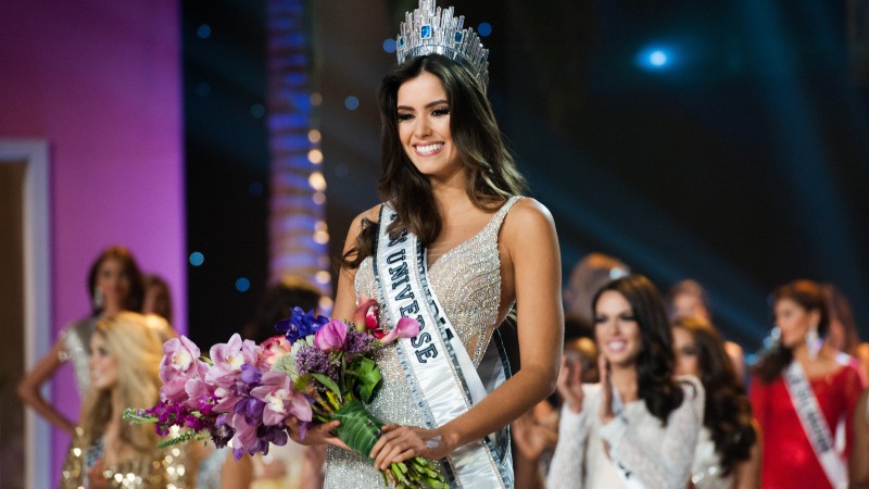 Паулина Вега, Мисс Вселенная 2015, Мисс Колумбия, модель, конкурс красоты, белое платье, цветы, корона, улыбка, брюнетка (horizontal)