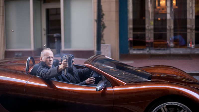 Брюс Уиллис, Петля времени, Самые популярные знаменитости 2015, актер, машина, пистолет (horizontal)