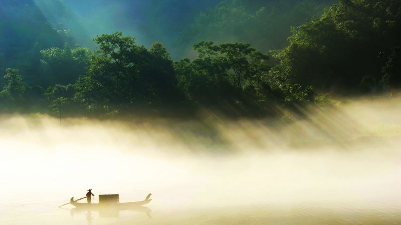 Река, 5k, 4k, солнечный свет, деревья, лодки, туман (horizontal)