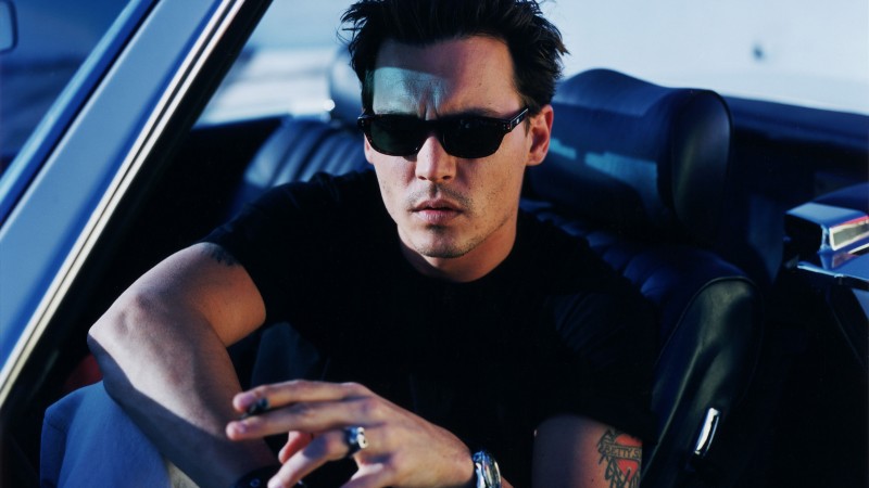 Джонни Депп, режиссёр, музыкант, сценарист и продюсер, автомобиль, очки, сигарета, тату (horizontal)