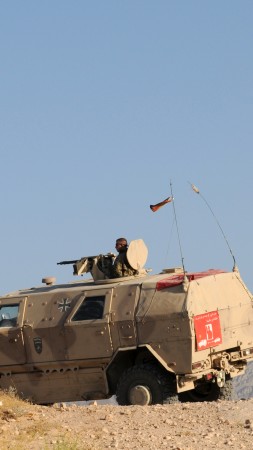 бронеавтомобиль, броневик, солдат, Афганистан (vertical)