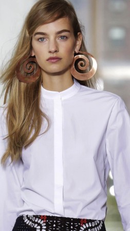 Сабина Лобова, модель, весна, показ мод, белая рубашка (vertical)