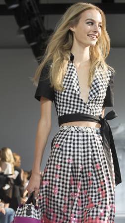 Мартье Верхоеф, модель, весна, показ мод, платье, блондинка, улыбка (vertical)