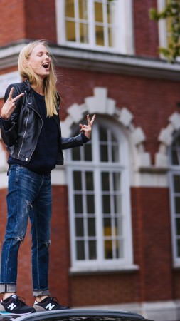 Лина Берг, модель, весна, улица, блондинка, машина, забавная (vertical)