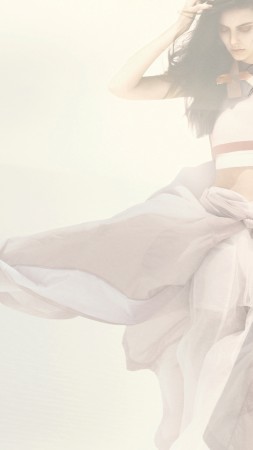 Аугусте Абелюнайте, Топ модель 2015, модель, белое платье, песок, ветер (vertical)