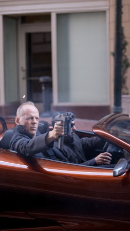 Брюс Уиллис, Петля времени, Самые популярные знаменитости 2015, актер, машина, пистолет (vertical)