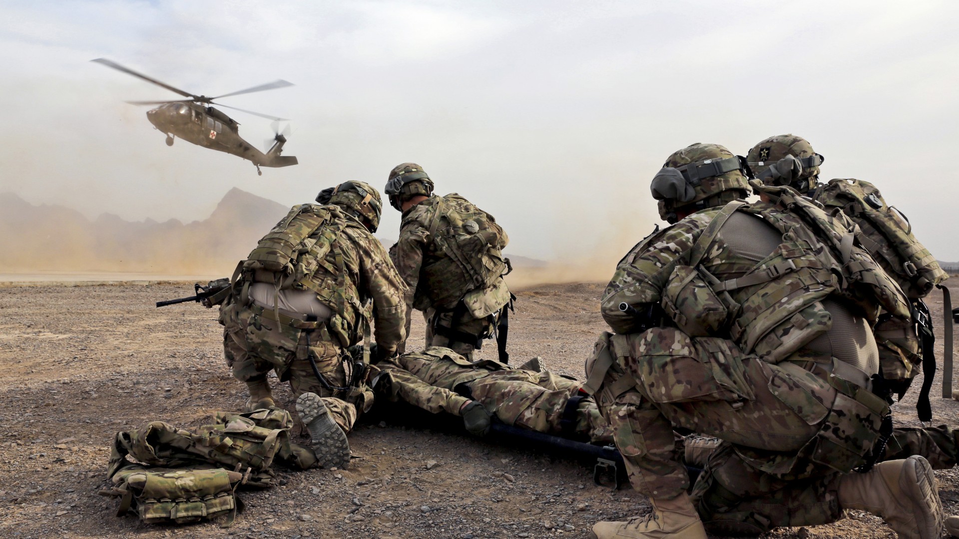 солдат, спасательная операция, вертолет, soldier, rescue mission, helicopter, uniform, desert (horizontal)