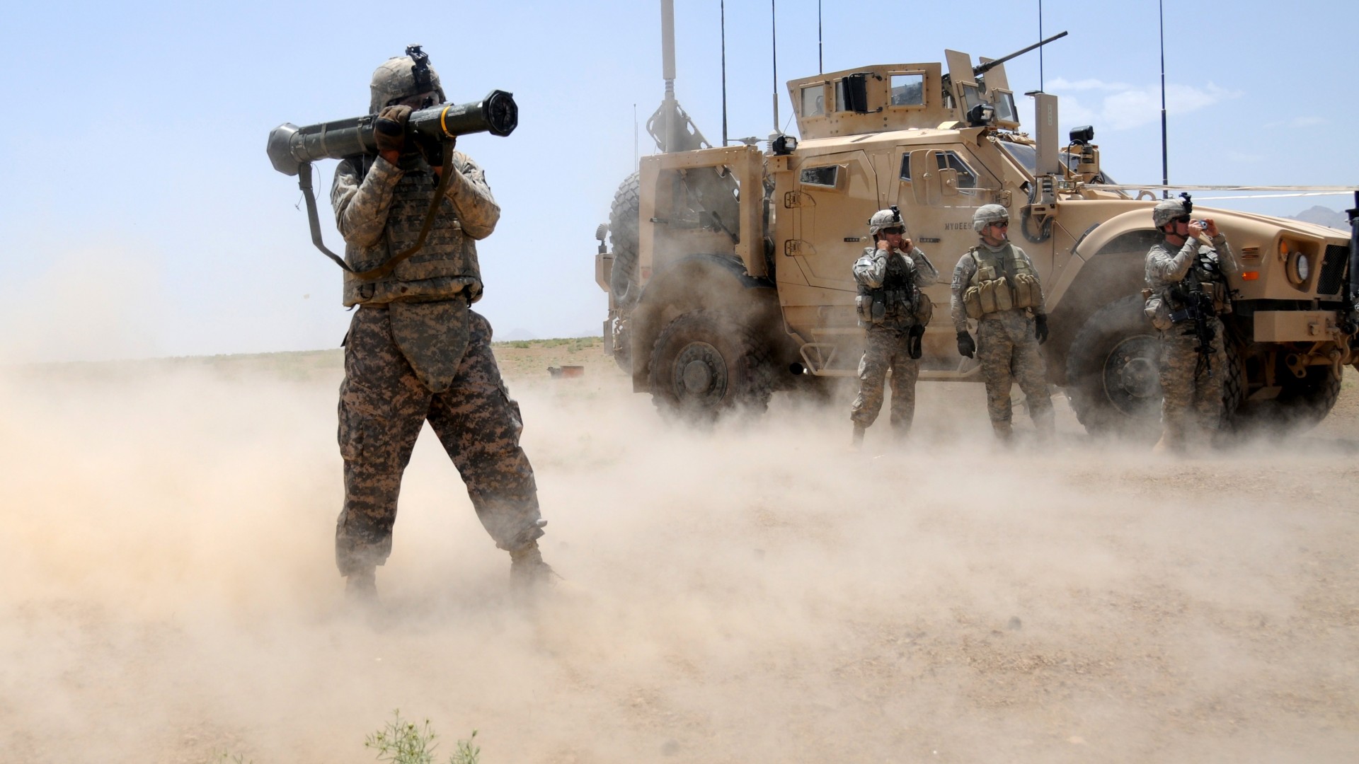 солдат, РПУ, БТР, rocket launcher, soldier, firing, AAV, APC, AFV, vehicle, sand, desert (horizontal)