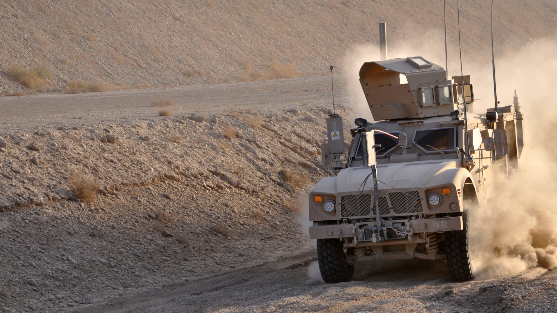 бронеавтомобиль, БРДМ, США, M-ATV, Oshkosh, MRAP, TerraMax, infantry mobility vehicle, field, desert, dust (horizontal)