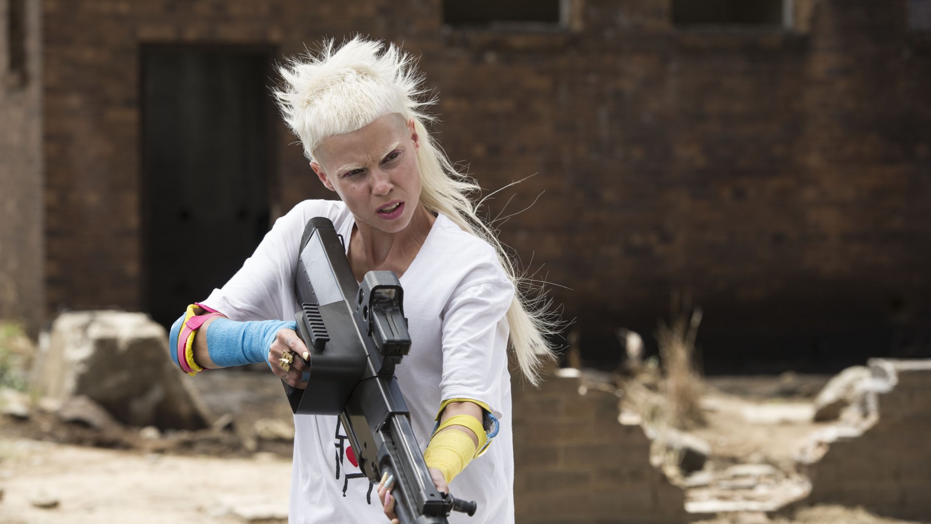 Робот по имени Чаппи, кино, фильм, робот, Chappie, Best Movies of 2015, Die Antwoord, gun (horizontal)