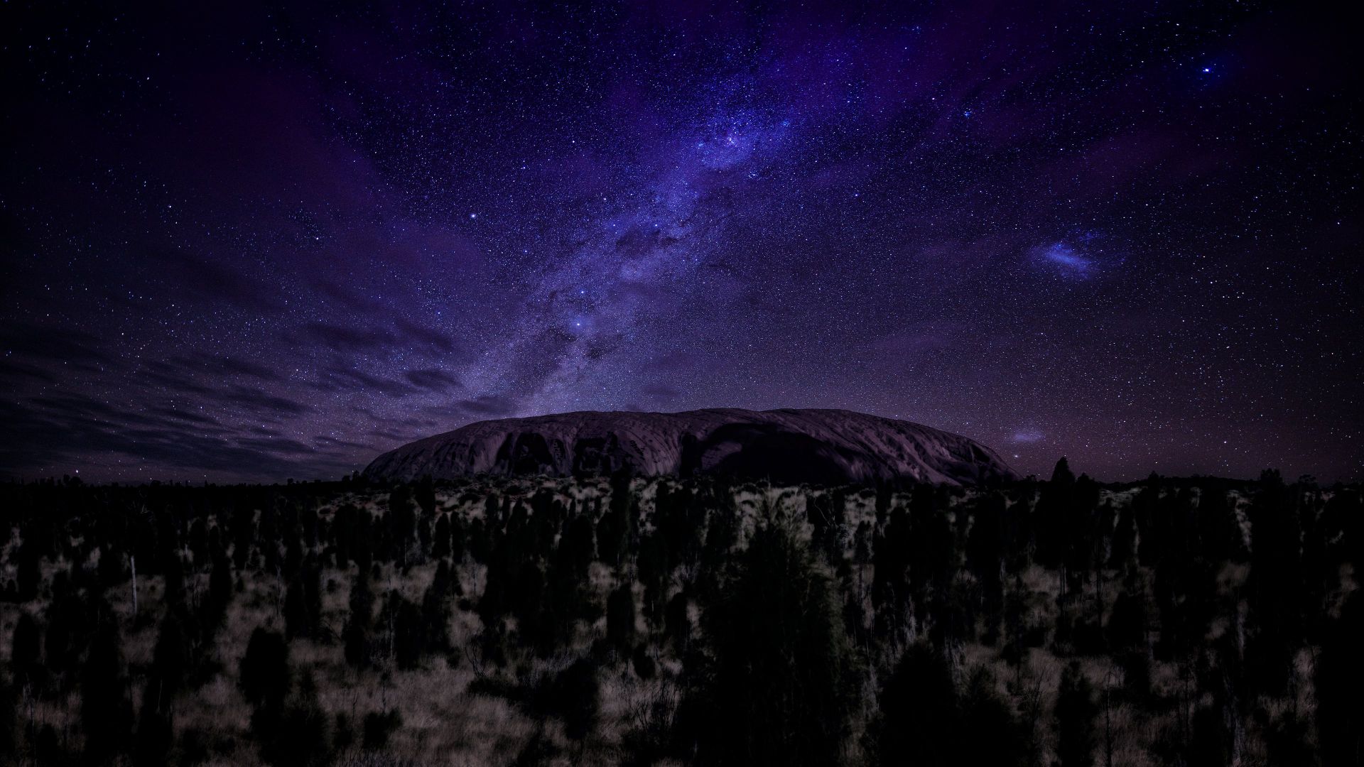 Ночное звездное небо на фоне гор