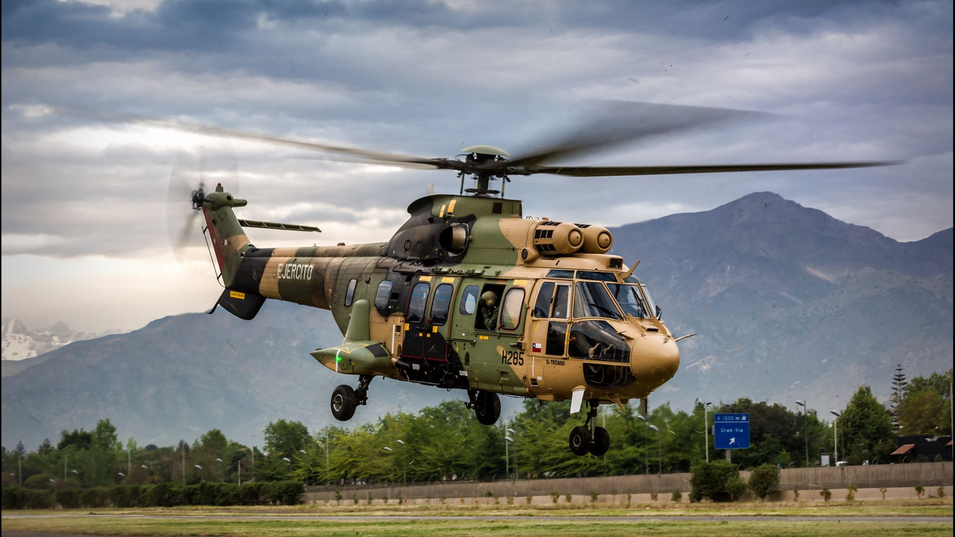 AS 532 Cougar, военно-транспортный вертолёт, ВВС Франции, AS 532AL Cougar, military transport helicopter, French Air Force (horizontal)