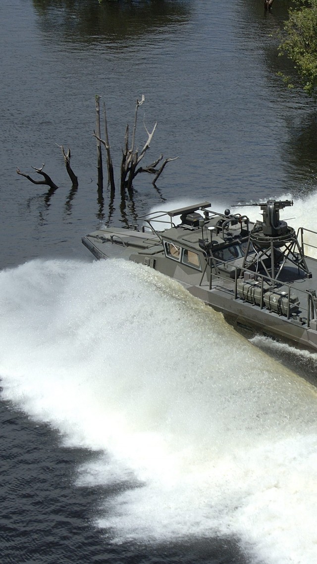 боевой катер, ВС Бразилии, река, combat boat, CB90, fast assault craft, Strb 90 H, Brazilian Army, river (vertical)