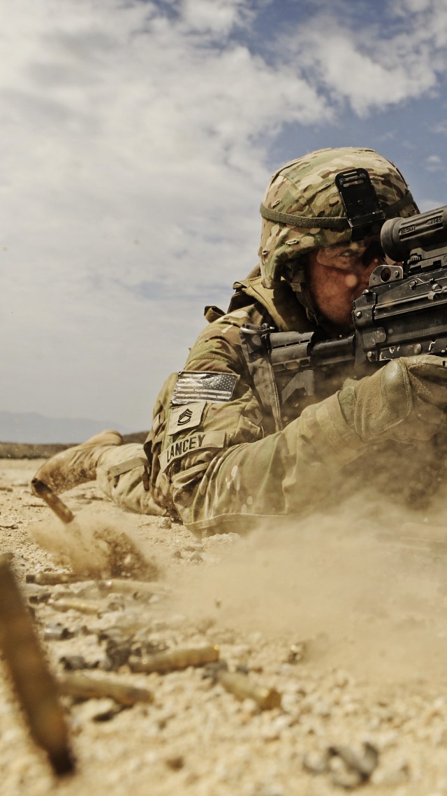 солдат, ручной пулемёт, Армия США, стрельба, soldier, M249 LMG machine gun U.S. Army, firing, dust, sand (vertical)