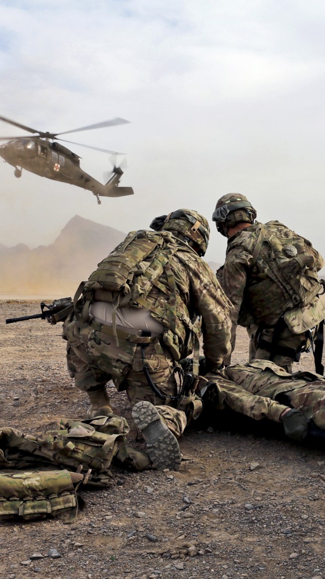 солдат, спасательная операция, вертолет, soldier, rescue mission, helicopter, uniform, desert (vertical)