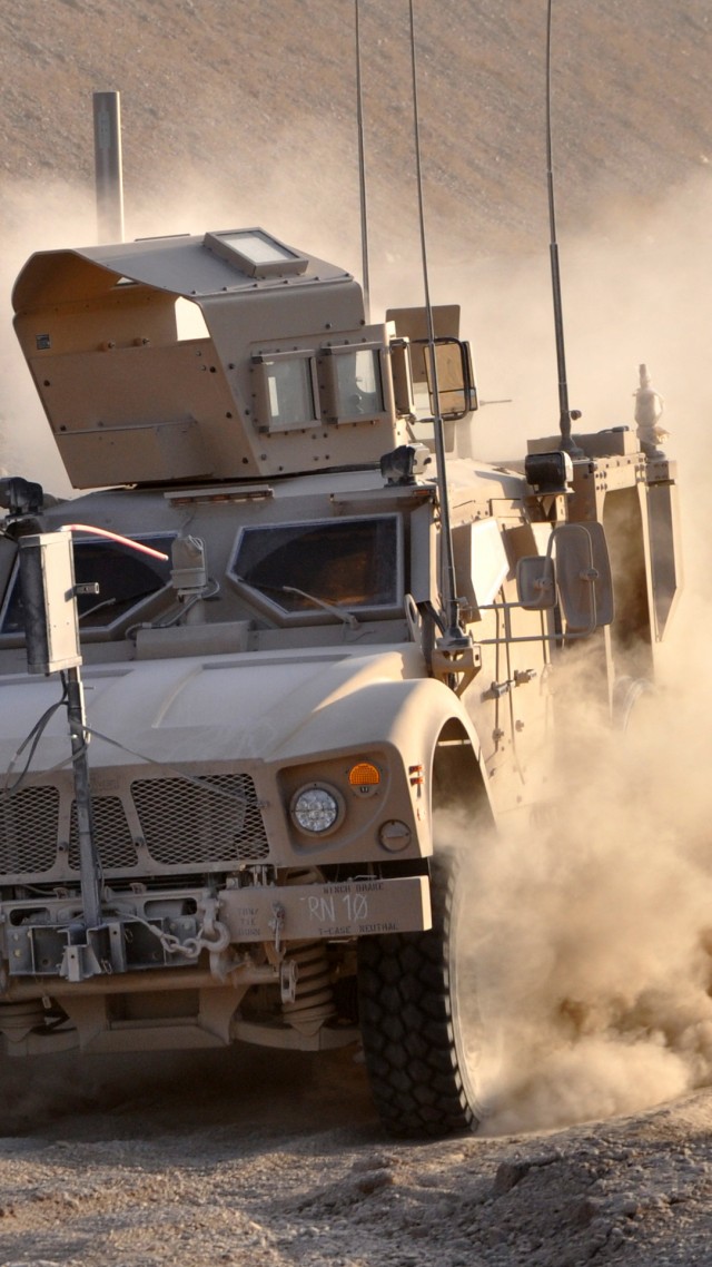 бронеавтомобиль, БРДМ, США, M-ATV, Oshkosh, MRAP, TerraMax, infantry mobility vehicle, field, desert, dust (vertical)