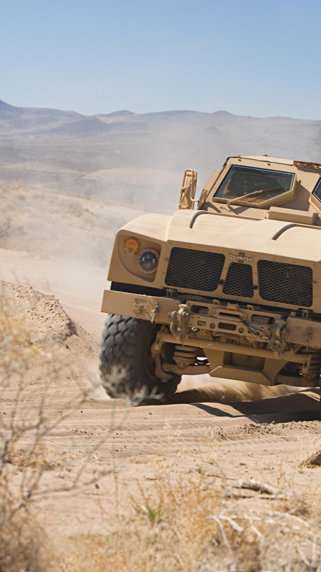 бронеавтомобиль, БРДМ, США, M-ATV, Oshkosh, MRAP, TerraMax, infantry mobility vehicle, field, desert (vertical)