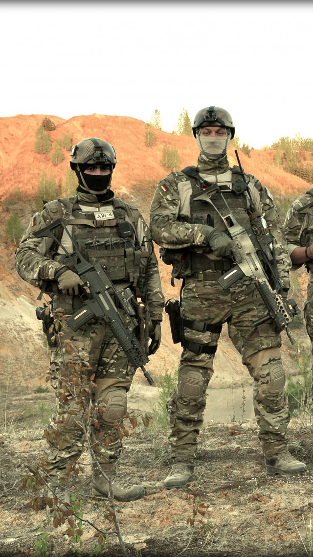 солдат, воинская часть специального назначения, Бундесвер, KSK, special forces, Kommando Spezialkrafte, soldier, Bundeswehr, camo, rifle, field (vertical)