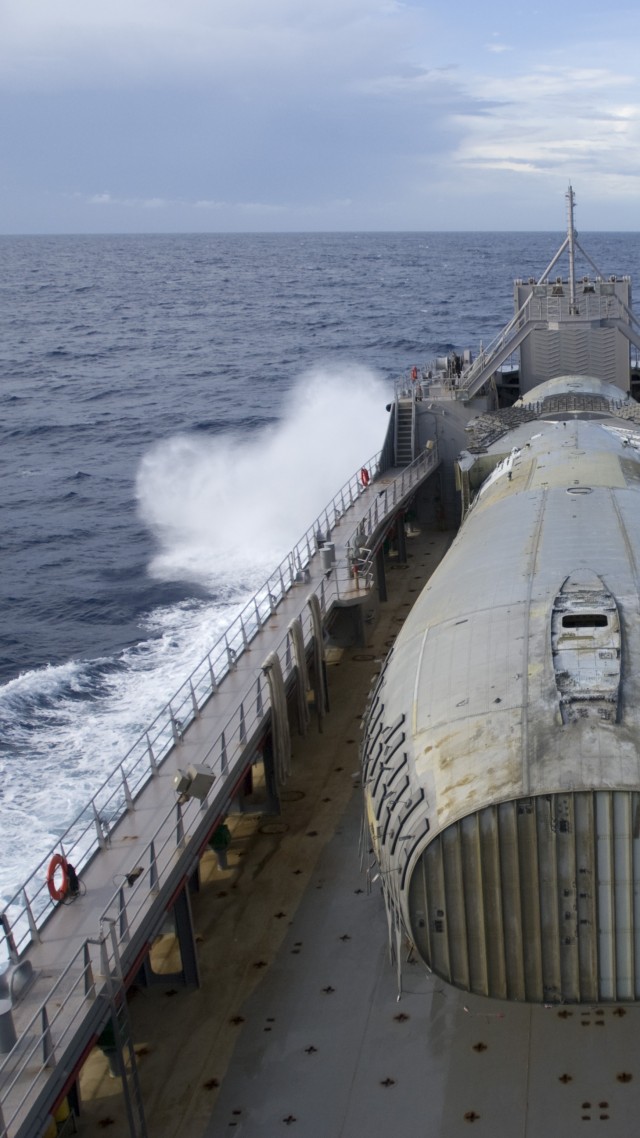 корабль поддержки, палуба, USAV, SSGT Robert T. Kuroda, LSV-7, logistics support vessel, U.S. Navy, warship, sea (vertical)