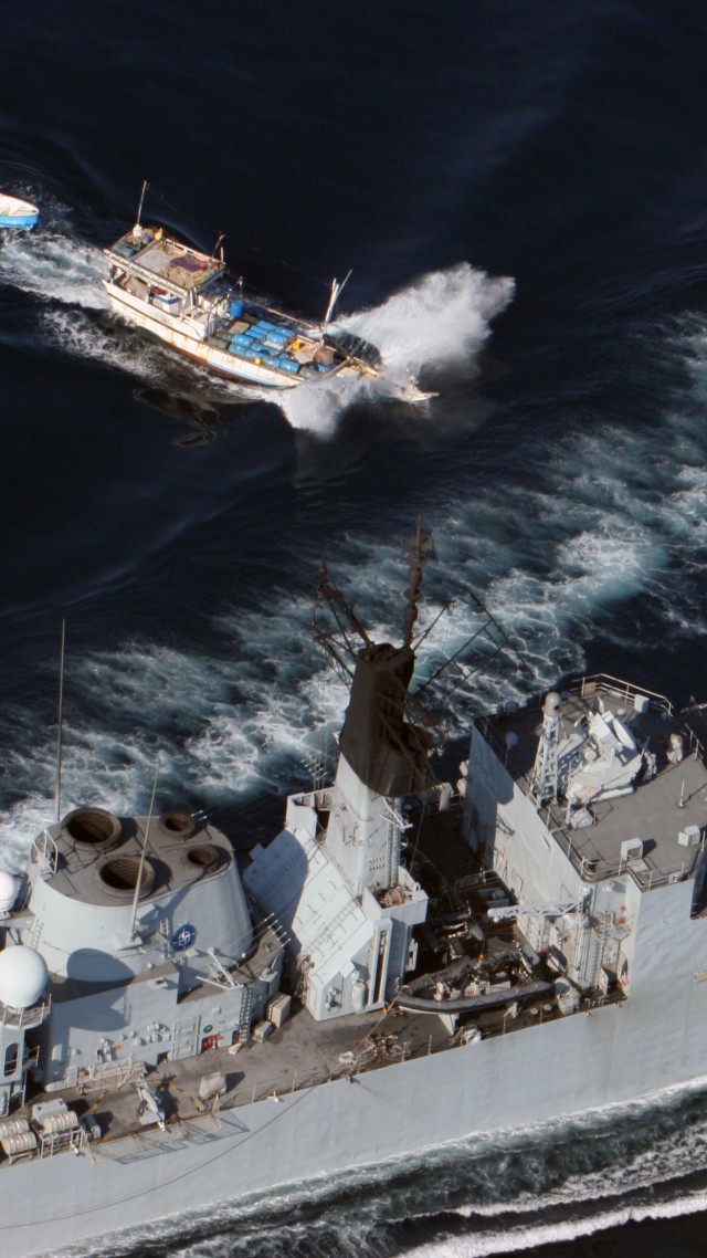 фригат, Королевский ВМФ, Сомалийские пираты, HMS Cumberland, F85, frigate, Type 22, Royal Navy, Somali, pirate, mother ship (vertical)