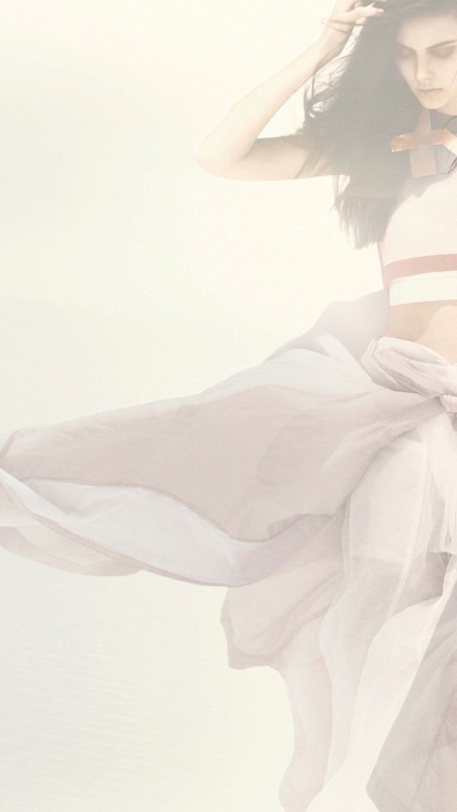 Аугусте Абелюнайте, Топ модель 2015, модель, белое платье, песок, ветер, Auguste Abeliunaite, Top Fashion Models 2015, model, white dress, sand, wind (vertical)