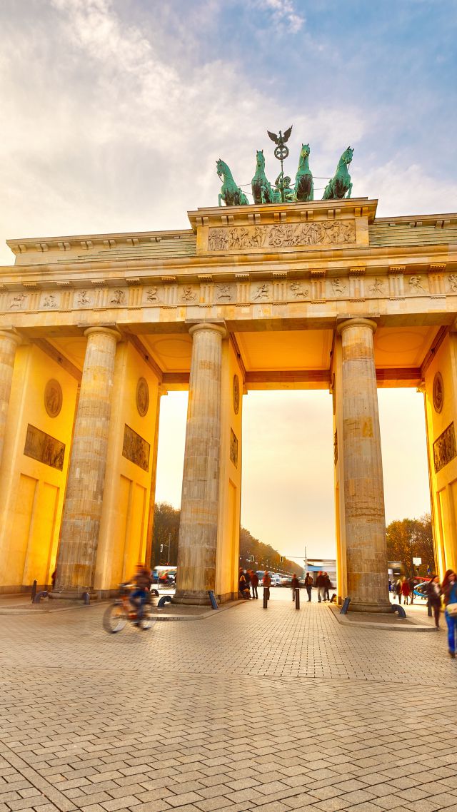 Бранденбургские ворота, Берлин, Германия, Туризм, Путешествие, Brandenburg Gate, Berlin, Germany, Tourism, Travel (vertical)