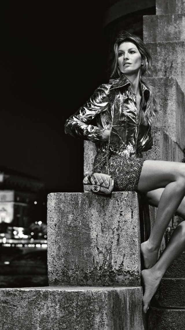 Жизель Бундхен, фотомодель, шанель 2015, черно белое, лестница, Gisele Bundchen, fashion model, Chanel 2015, black and white, ladder, water (vertical)