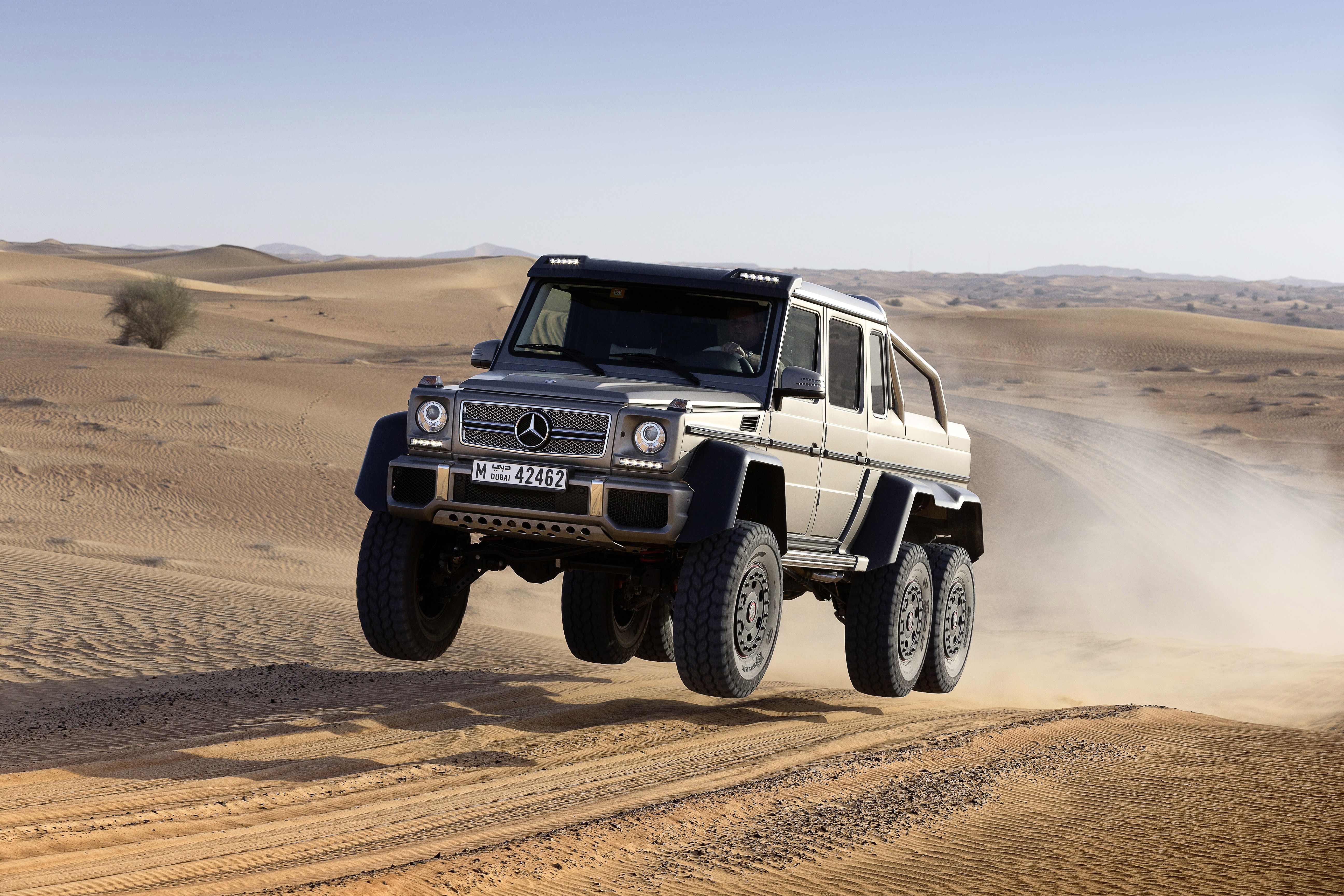 Внедорожник jeep в пустыне загрузить